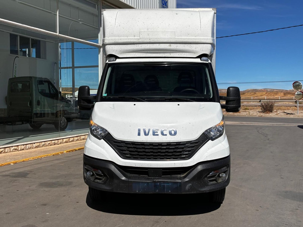 Caja cerrada con plataforma elevadora IVECO 35C16 20m3 con puerta lateral - Carrinha de contentor: foto 2 Caja cerrada con plataforma elevadora IVECO 35C16 20m3 con puerta lateral - Carrinha de contentor: foto 2
