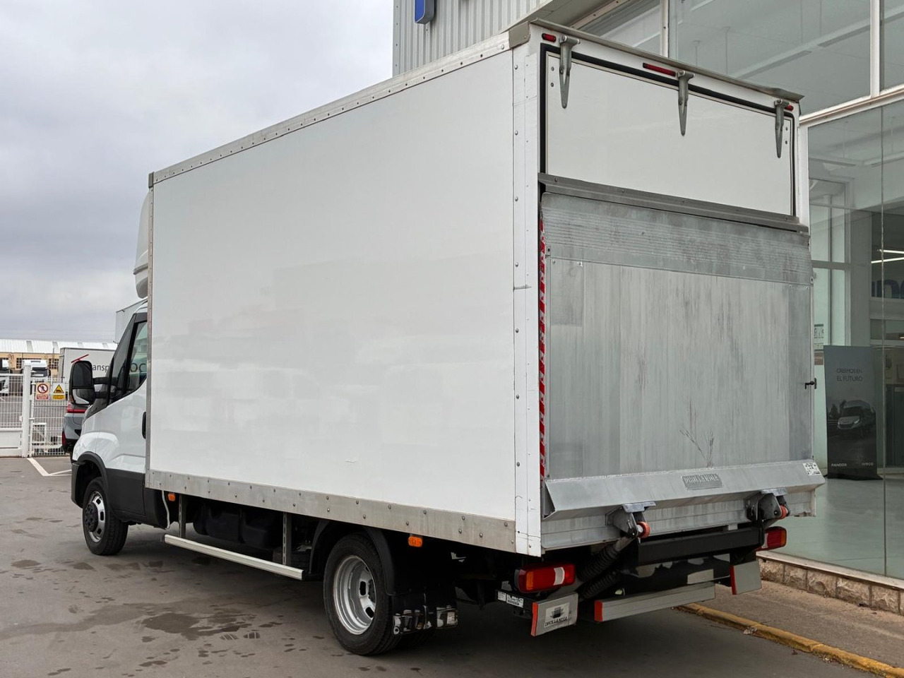 Caja cerrada con plataforma elevadora IVECO 35C16 3.0 20m3 - Carrinha de contentor: foto 4 Caja cerrada con plataforma elevadora IVECO 35C16 3.0 20m3 - Carrinha de contentor: foto 4