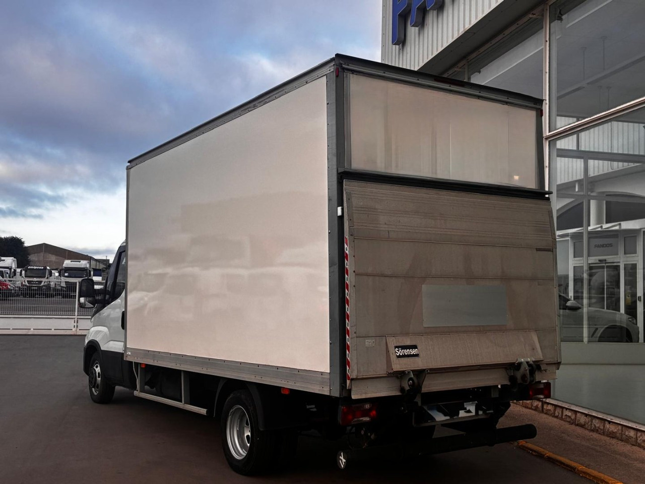 Caja cerrada con plataforma elevadora IVECO 35C16 3.0 20m3 - Carrinha de contentor: foto 4 Caja cerrada con plataforma elevadora IVECO 35C16 3.0 20m3 - Carrinha de contentor: foto 4