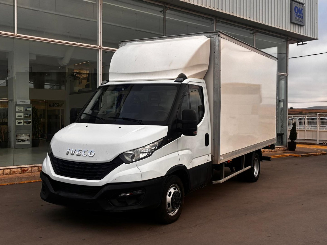 Caja cerrada con plataforma elevadora IVECO 35C16 3.0 20m3 - Carrinha de contentor: foto 1 Caja cerrada con plataforma elevadora IVECO 35C16 3.0 20m3 - Carrinha de contentor: foto 1
