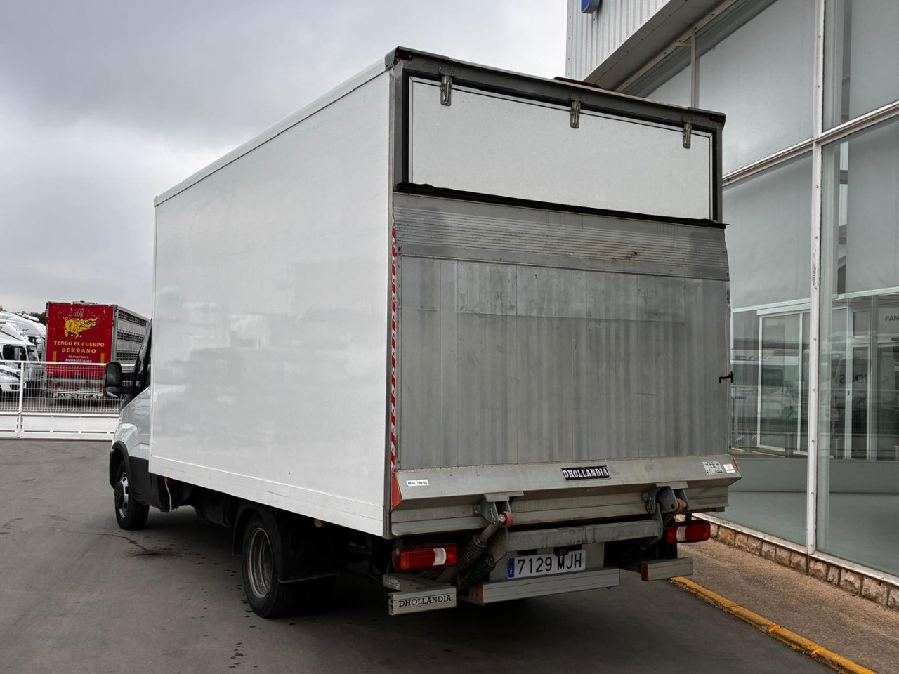 Caja cerrada con plataforma elevadora IVECO 35C16 3.0 20m3 con puerta lateral - Carrinha de contentor: foto 4 Caja cerrada con plataforma elevadora IVECO 35C16 3.0 20m3 con puerta lateral - Carrinha de contentor: foto 4