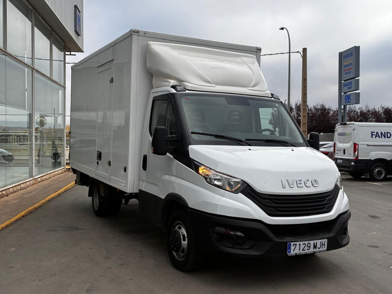 Caja cerrada con plataforma elevadora IVECO 35C16 3.0 20m3 con puerta lateral - Carrinha de contentor: foto 3 Caja cerrada con plataforma elevadora IVECO 35C16 3.0 20m3 con puerta lateral - Carrinha de contentor: foto 3