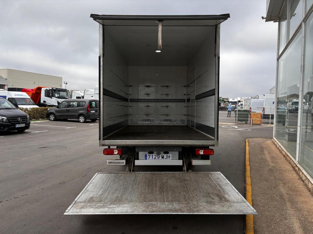 Caja cerrada con plataforma elevadora IVECO 35C16 3.0 20m3 con puerta lateral - Carrinha de contentor: foto 5 Caja cerrada con plataforma elevadora IVECO 35C16 3.0 20m3 con puerta lateral - Carrinha de contentor: foto 5