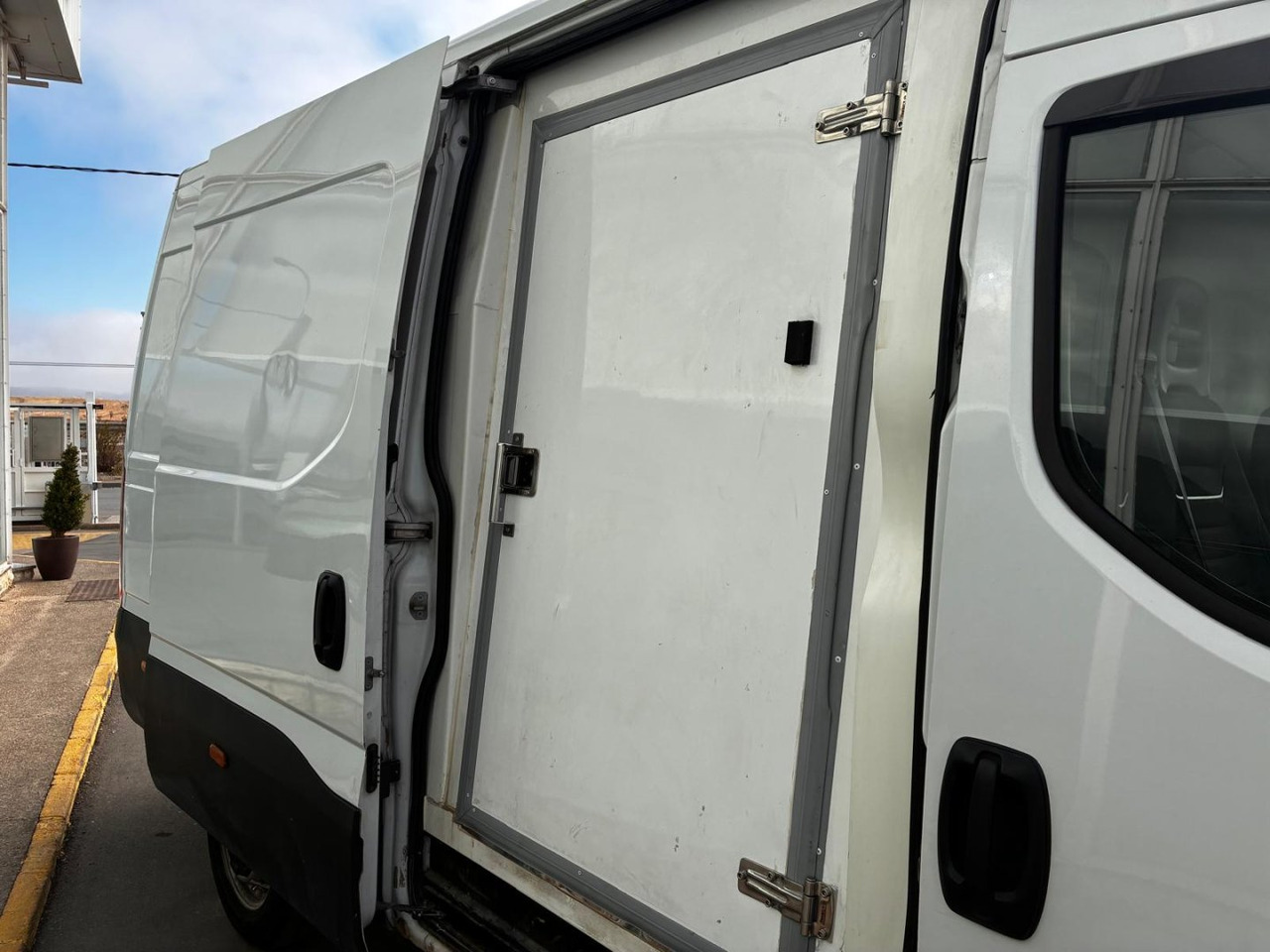 Carrinha frigorífica Frigorífico IVECO 35S16 V FRIGORÍFICA 12m3: foto 8