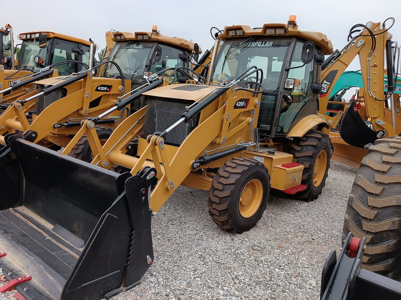 CATERPILLAR 420FⅡ CAT - Retroescavadeira: foto 1 CATERPILLAR 420FⅡ CAT - Retroescavadeira: foto 1