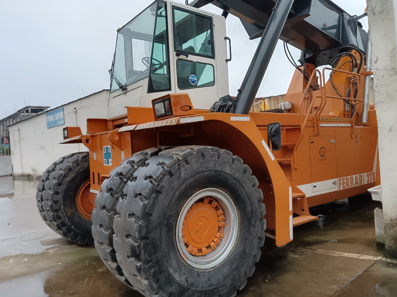 CVS FERRARRI 278 Ferrarri F278.6 - Reachstacker porta contentores: foto 4 CVS FERRARRI 278 Ferrarri F278.6 - Reachstacker porta contentores: foto 4