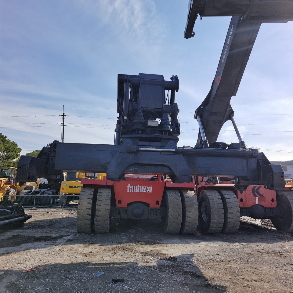 FANTUZZI CS45KMHD 45 TON - Reachstacker porta contentores: foto 5 FANTUZZI CS45KMHD 45 TON - Reachstacker porta contentores: foto 5