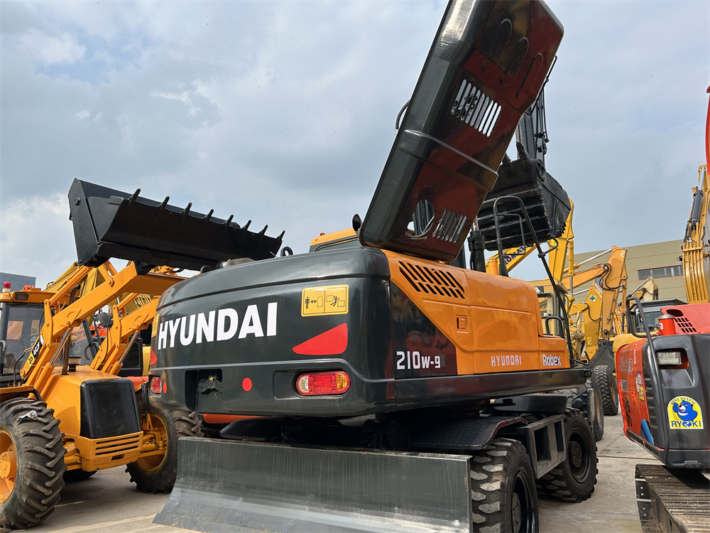 HYUNDAI 210W-9S - Escavadeira de rodas: foto 2 HYUNDAI 210W-9S - Escavadeira de rodas: foto 2