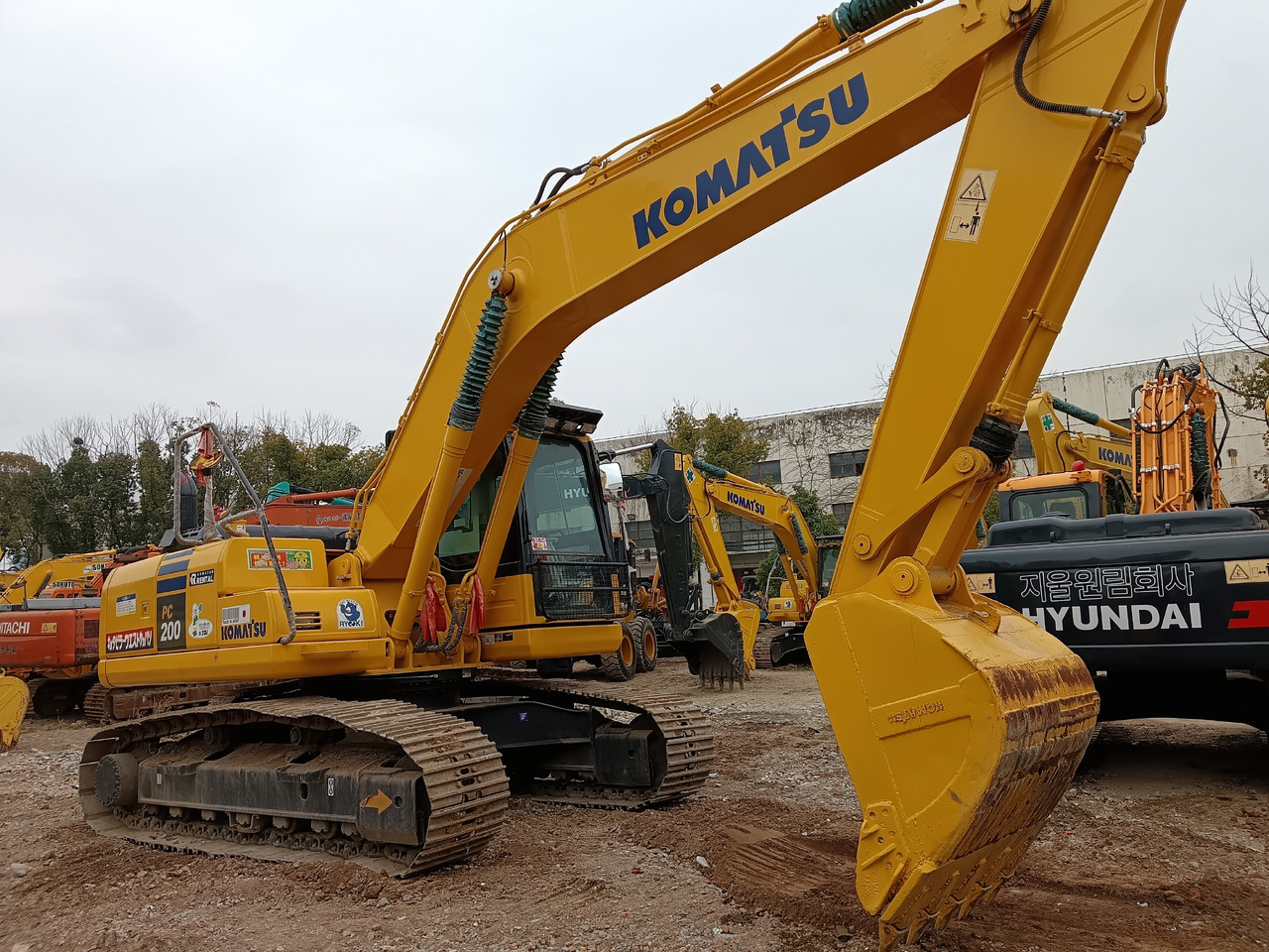 KOMATSU PC200-8N1 - Escavadora de rastos: foto 2 KOMATSU PC200-8N1 - Escavadora de rastos: foto 2