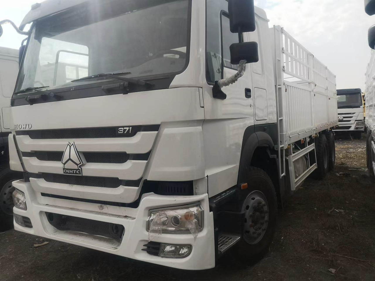 SINOTRUK HOWO 375 SINOTRUK HOWO 371 WITH FENCE howo380 420 400 - Caminhão transporte de gado: foto 5 SINOTRUK HOWO 375 SINOTRUK HOWO 371 WITH FENCE howo380 420 400 - Caminhão transporte de gado: foto 5