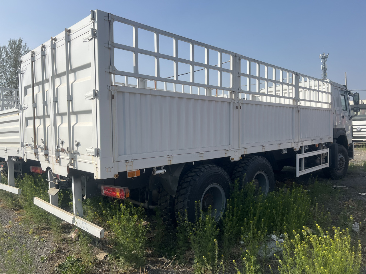 SINOTRUK HOWO 6*4 WITH FENCE - Caminhão basculante: foto 5 SINOTRUK HOWO 6*4 WITH FENCE - Caminhão basculante: foto 5