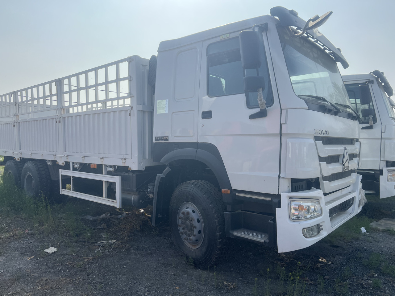 SINOTRUK HOWO 6*4 WITH FENCE - Caminhão basculante: foto 4 SINOTRUK HOWO 6*4 WITH FENCE - Caminhão basculante: foto 4