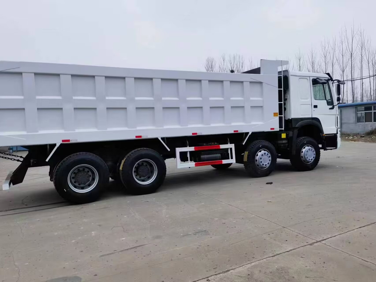 SINOTRUK HOWO 8*4 12 WHEELS TIRES 371 3750 380 400 420 6*4 - Caminhão basculante: foto 1 SINOTRUK HOWO 8*4 12 WHEELS TIRES 371 3750 380 400 420 6*4 - Caminhão basculante: foto 1