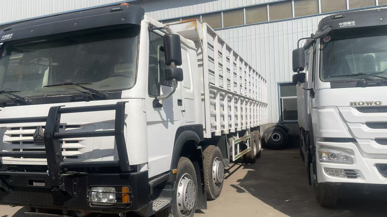SINOTRUK HOWO 8*4 DUMP TRUCK 371 375 380 420 HP - Caminhão transporte de gado: foto 2 SINOTRUK HOWO 8*4 DUMP TRUCK 371 375 380 420 HP - Caminhão transporte de gado: foto 2