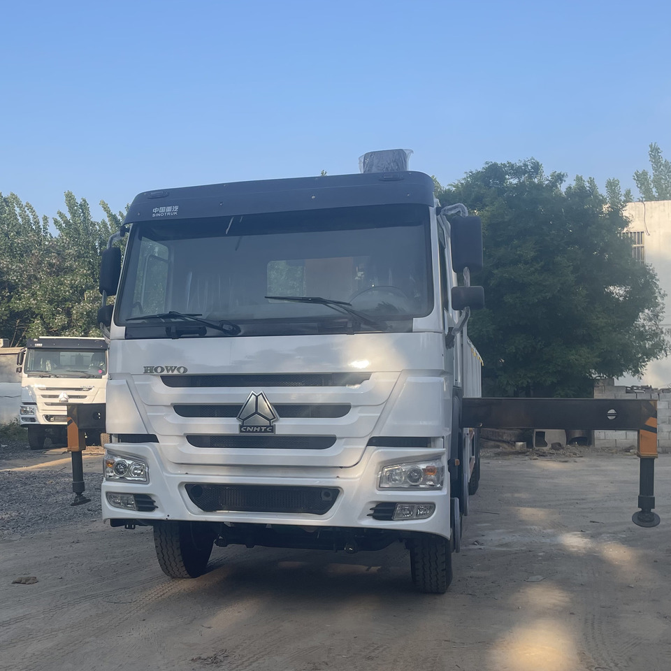 SINOTRUK HOWO 8 TON CRANE TRUCK - Caminhão grua: foto 2 SINOTRUK HOWO 8 TON CRANE TRUCK - Caminhão grua: foto 2