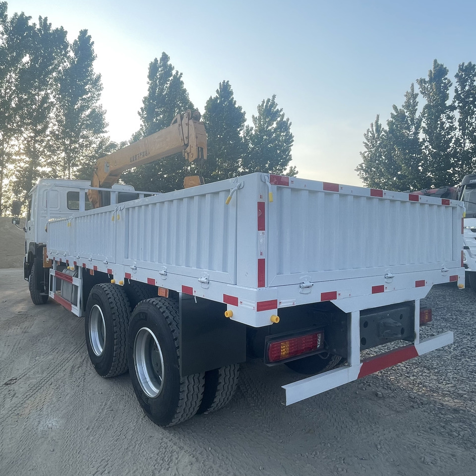 SINOTRUK HOWO 8 TON CRANE TRUCK - Caminhão grua: foto 3 SINOTRUK HOWO 8 TON CRANE TRUCK - Caminhão grua: foto 3