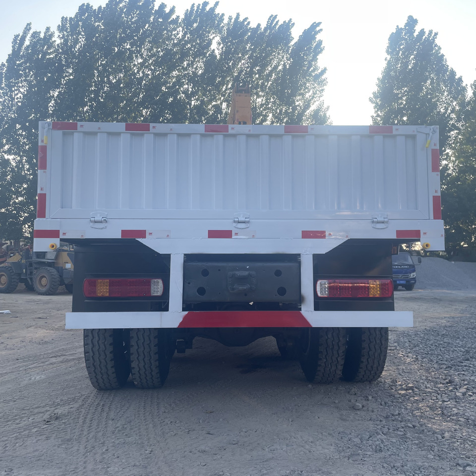 SINOTRUK HOWO 8 TON CRANE TRUCK - Caminhão grua: foto 4 SINOTRUK HOWO 8 TON CRANE TRUCK - Caminhão grua: foto 4