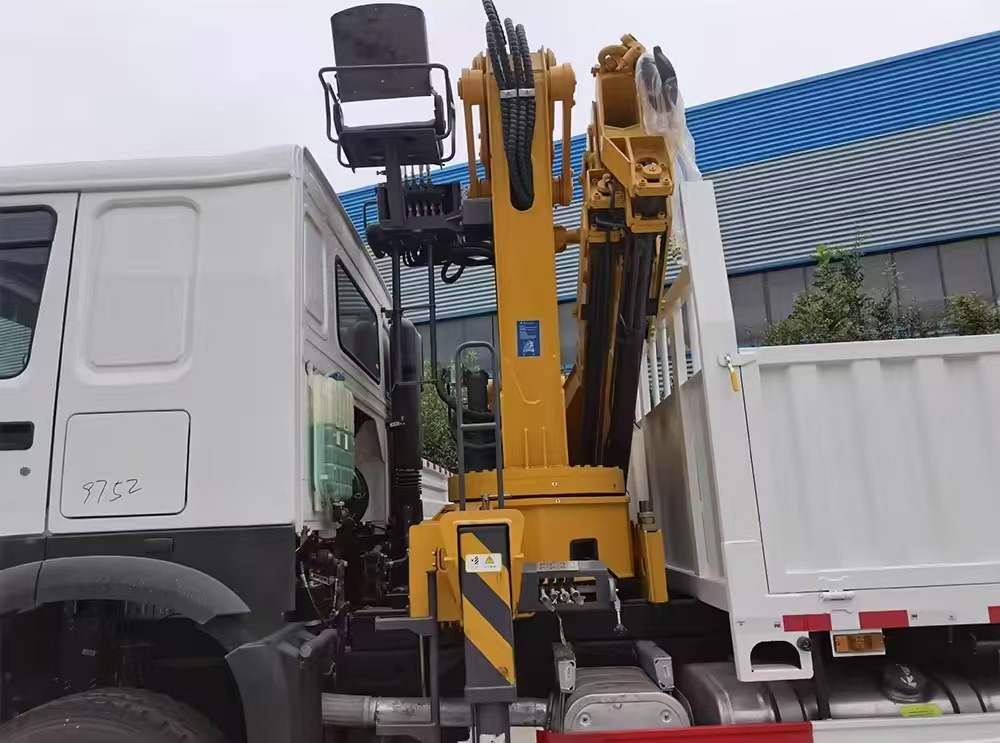 SINOTRUK HOWO 8 TON Knuckle Boom Crane TRUCK MOUNTED CRANE - Caminhão grua: foto 3 SINOTRUK HOWO 8 TON Knuckle Boom Crane TRUCK MOUNTED CRANE - Caminhão grua: foto 3