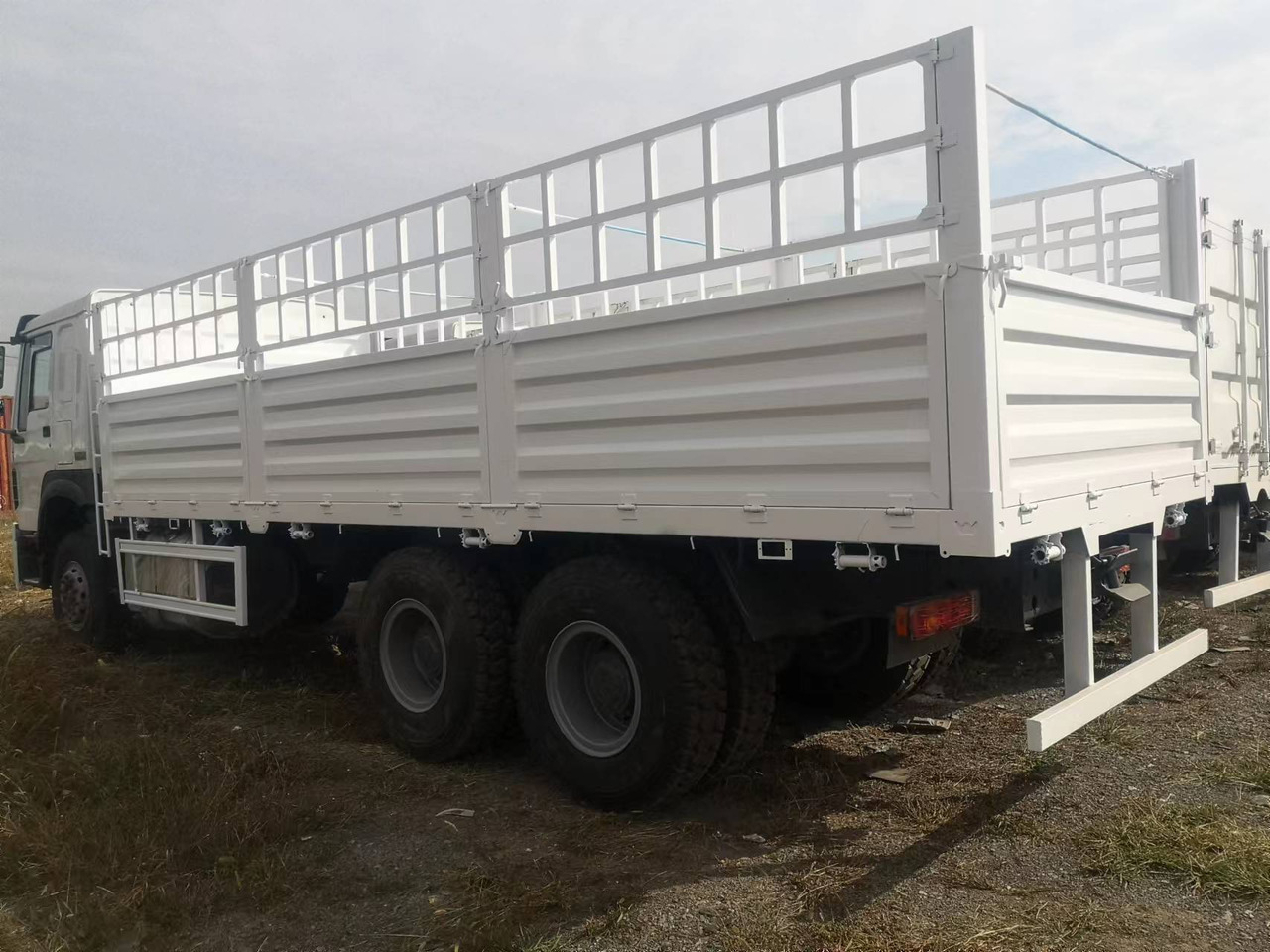 SINOTRUK HOWO DUMP TRUCK LIVESTOCK TRUCK WITH FENCE 371 380 400 420 460 HP - Caminhão transporte de gado: foto 4 SINOTRUK HOWO DUMP TRUCK LIVESTOCK TRUCK WITH FENCE 371 380 400 420 460 HP - Caminhão transporte de gado: foto 4