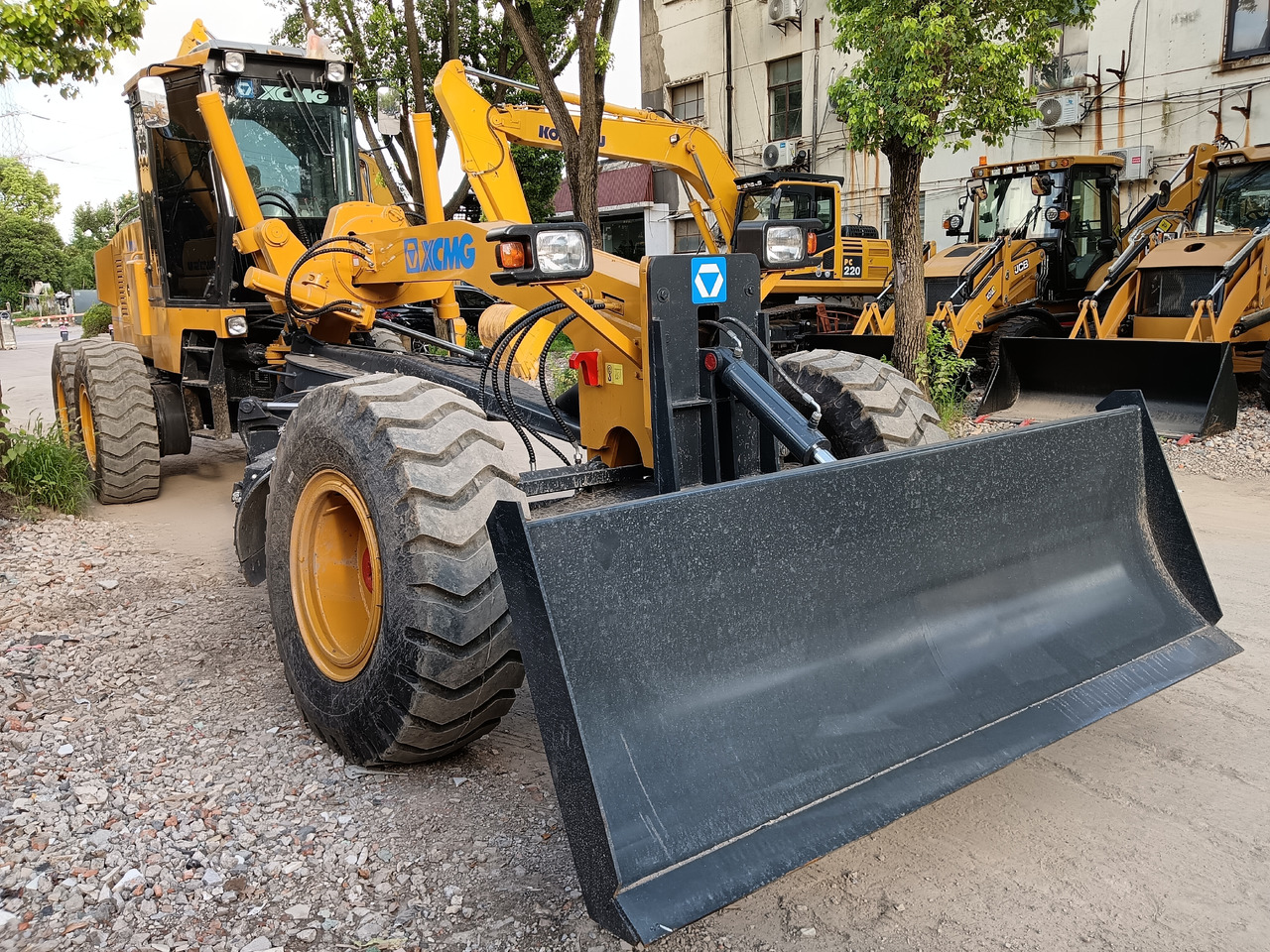 XCMG GR 2153 WITH RIPPER AND TWO BLADES - Motoniveladora: foto 1 XCMG GR 2153 WITH RIPPER AND TWO BLADES - Motoniveladora: foto 1