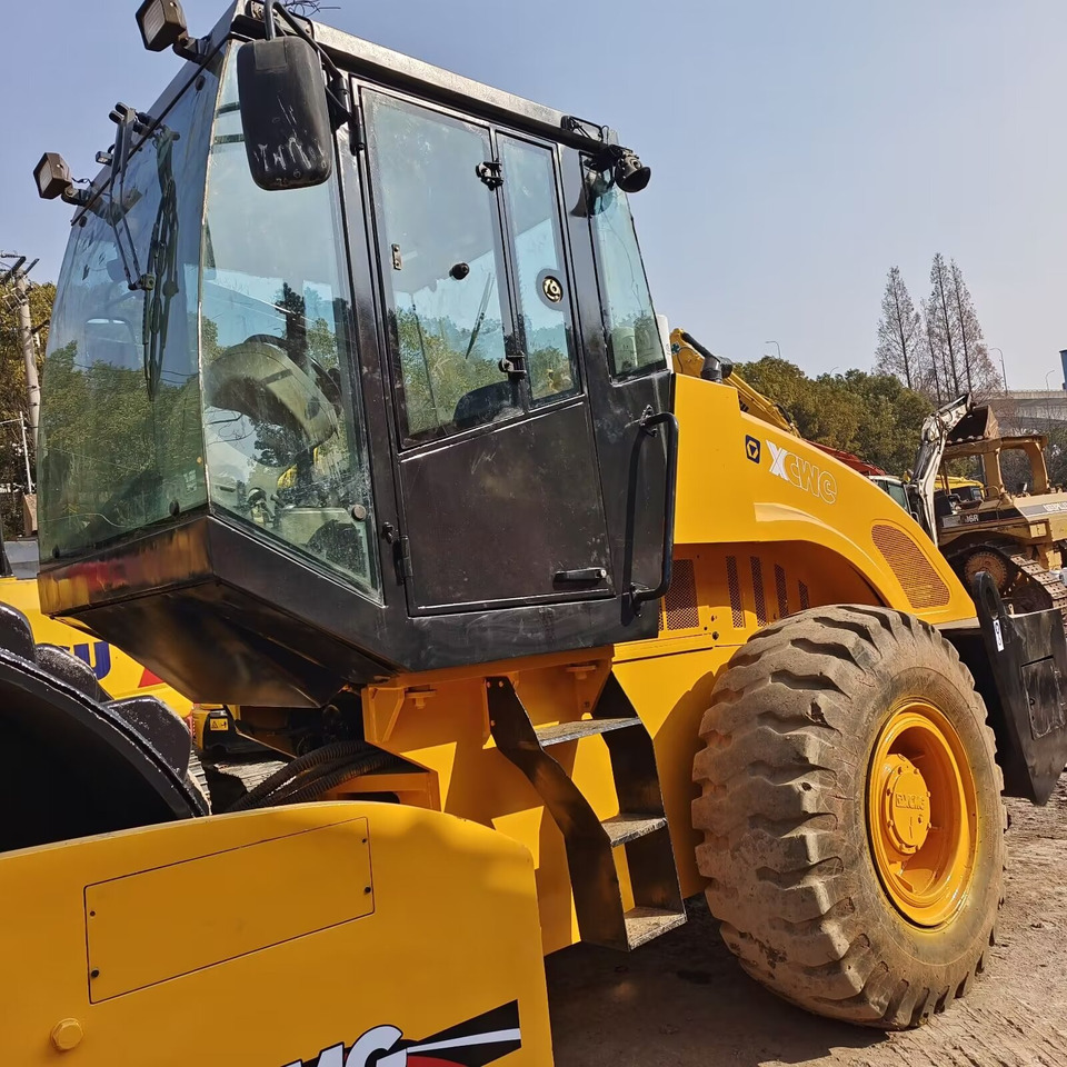 XCMG XS223J Goat Horn Vibratory Roller Compactor - Compactador de asfalto: foto 3 XCMG XS223J Goat Horn Vibratory Roller Compactor - Compactador de asfalto: foto 3