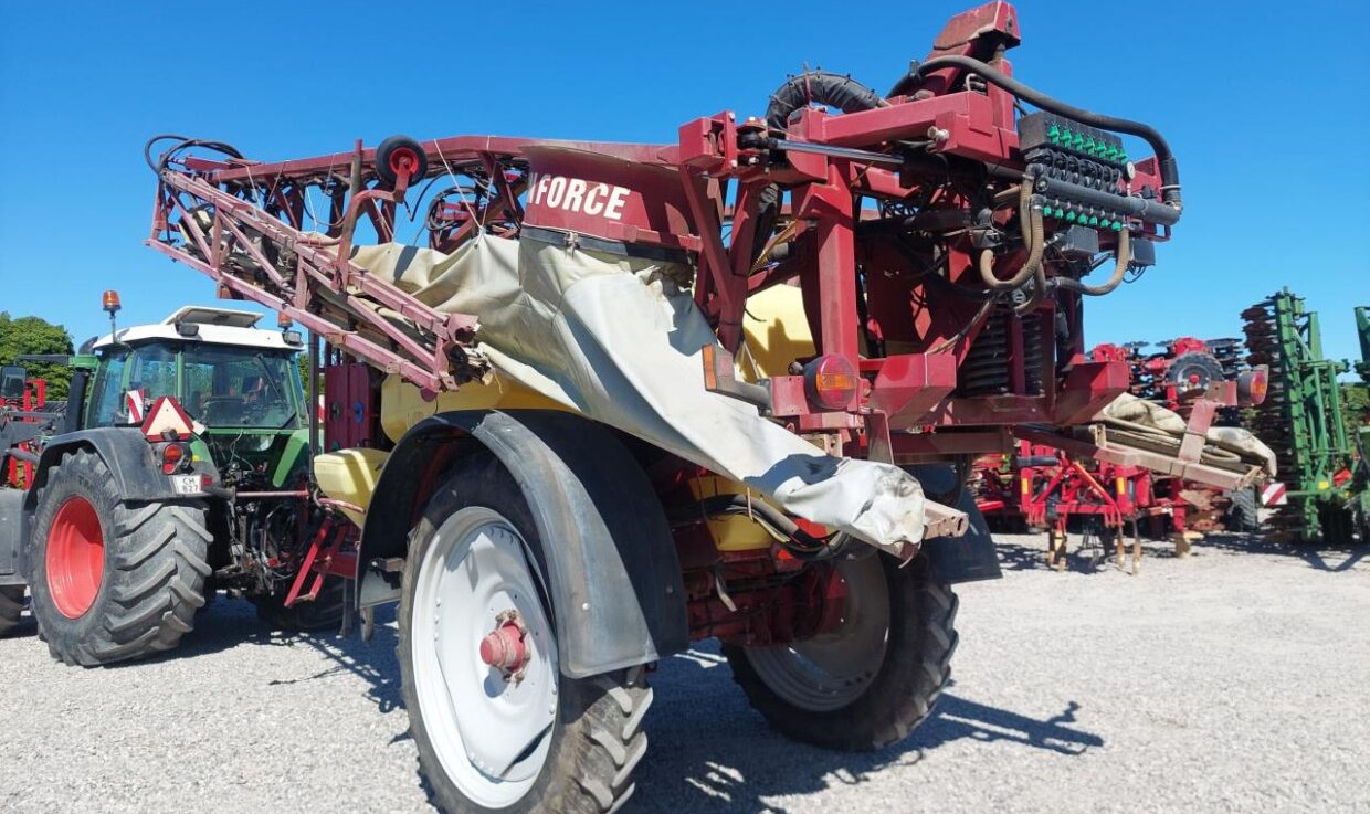 Hardi Commander Plus 4200 - 28m Twin - Pulverizador de arrastar: foto 2 Hardi Commander Plus 4200 - 28m Twin - Pulverizador de arrastar: foto 2