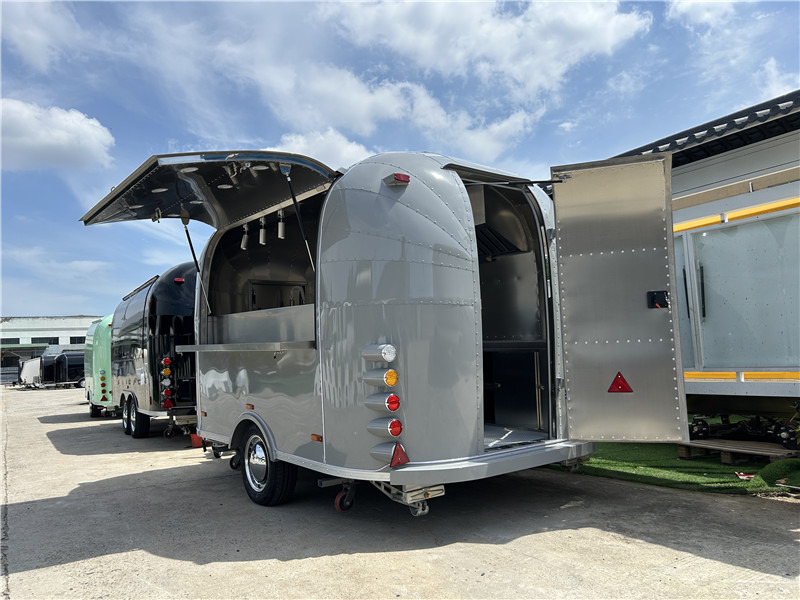 Small Food Trailer Crepes, Gelato & More | European Street Food Truck - Roulote bar: foto 3 Small Food Trailer Crepes, Gelato & More | European Street Food Truck - Roulote bar: foto 3