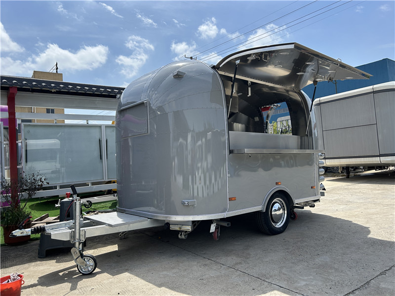 Small Food Trailer Crepes, Gelato & More | European Street Food Truck - Roulote bar: foto 4 Small Food Trailer Crepes, Gelato & More | European Street Food Truck - Roulote bar: foto 4