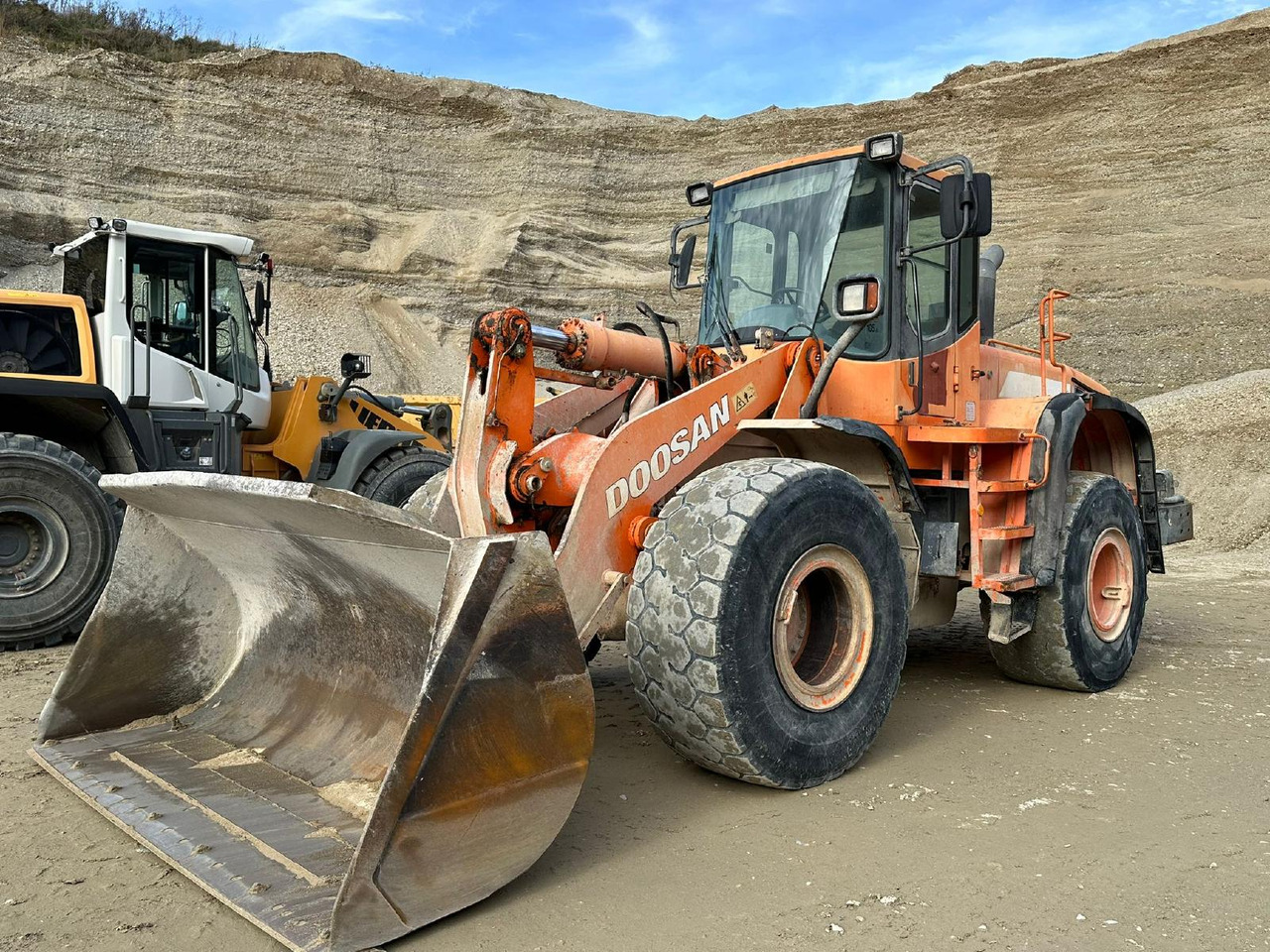 Doosan DL 300 - Carregadeira de rodas: foto 1 Doosan DL 300 - Carregadeira de rodas: foto 1