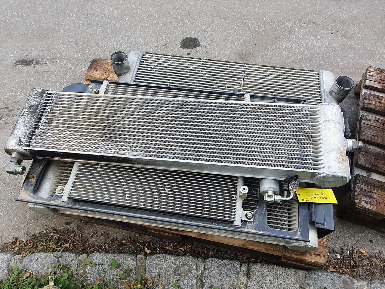 Hitachi ZW 220 - Sistema de arrefecimento de Máquina de construção: foto 1 Hitachi ZW 220 - Sistema de arrefecimento de Máquina de construção: foto 1