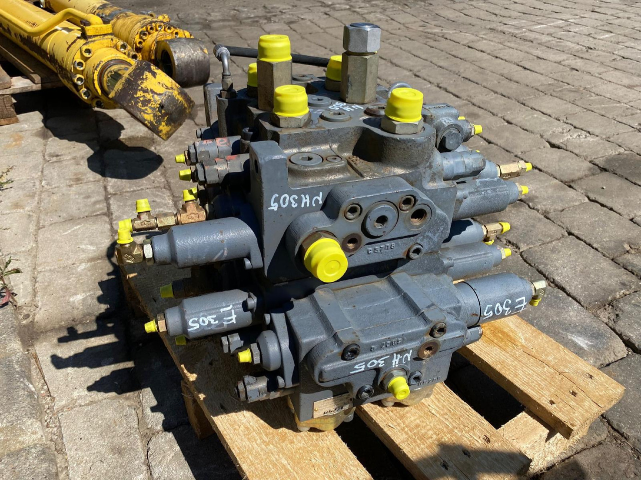 Holland E 305 - Válvula hidráulica de Máquina de construção: foto 1 Holland E 305 - Válvula hidráulica de Máquina de construção: foto 1