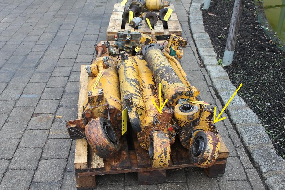 Liebherr L551 - Cilindro hidráulico de Máquina de construção: foto 2 Liebherr L551 - Cilindro hidráulico de Máquina de construção: foto 2