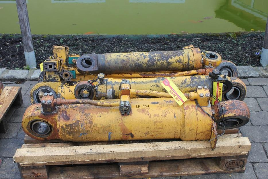 Liebherr L551 - Cilindro hidráulico de Máquina de construção: foto 1 Liebherr L551 - Cilindro hidráulico de Máquina de construção: foto 1