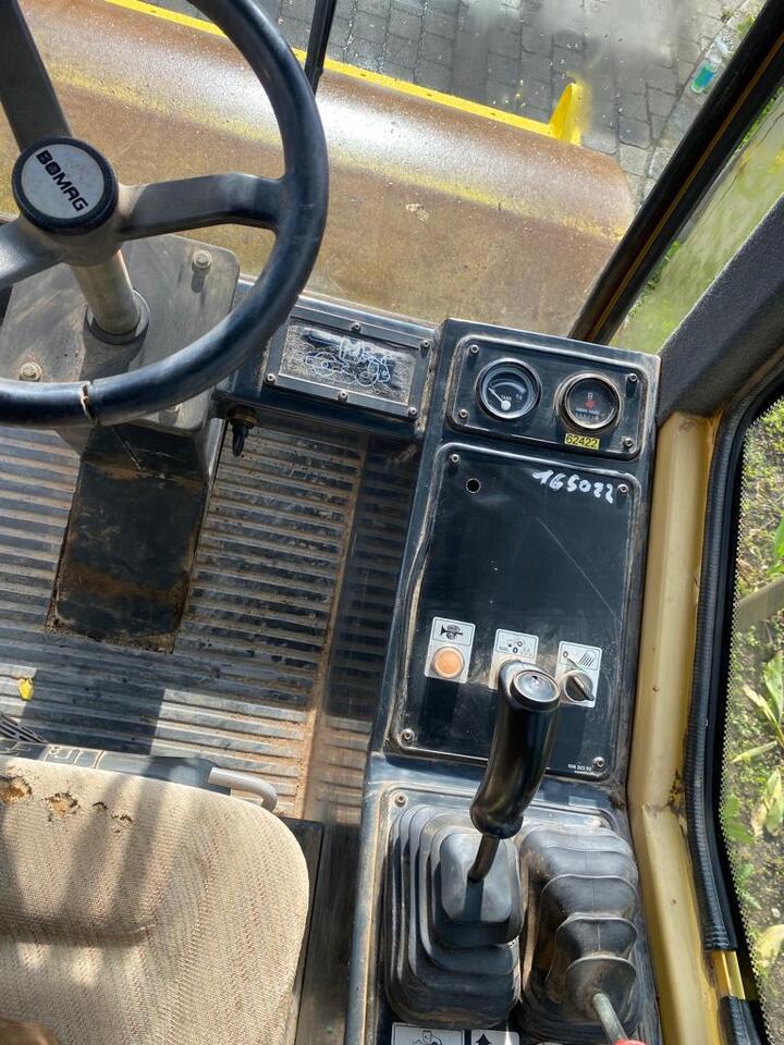 Mecalac 714 MW - Cabine de Máquina de construção: foto 3 Mecalac 714 MW - Cabine de Máquina de construção: foto 3