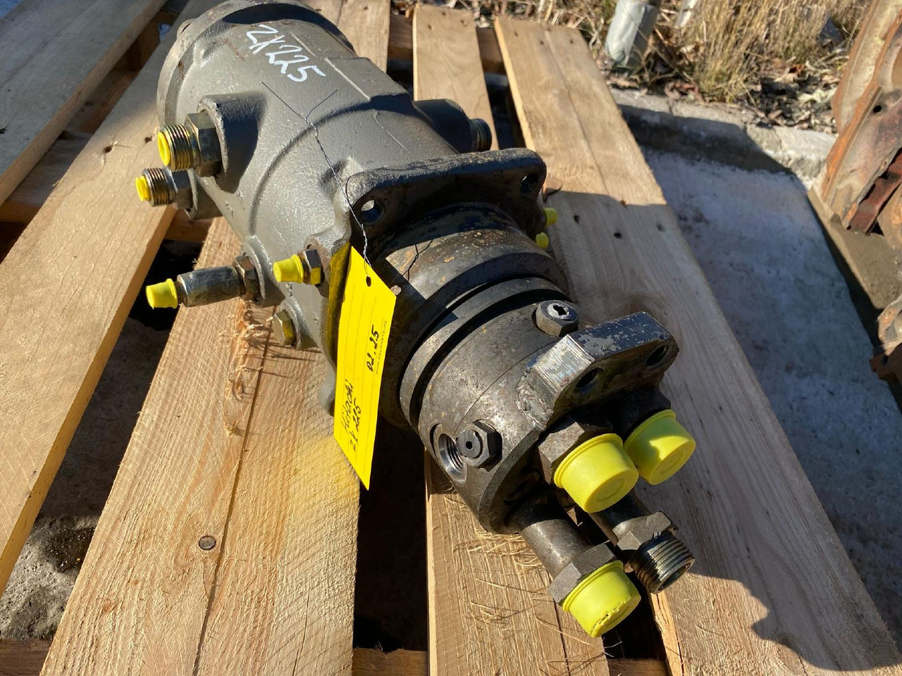 Hitachi ZX 225 - Peça de reposição de Escavadora de rastos: foto 1 Hitachi ZX 225 - Peça de reposição de Escavadora de rastos: foto 1
