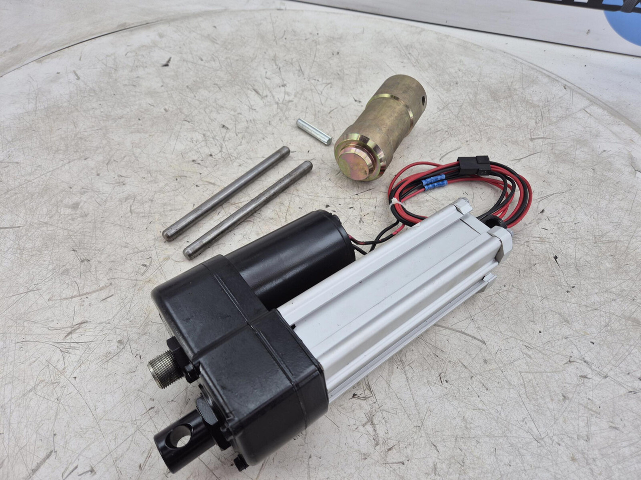 Demag AC 120 Counterweigt locking liniar motor set - Sistema elétrico de Guindaste: foto 1 Demag AC 120 Counterweigt locking liniar motor set - Sistema elétrico de Guindaste: foto 1