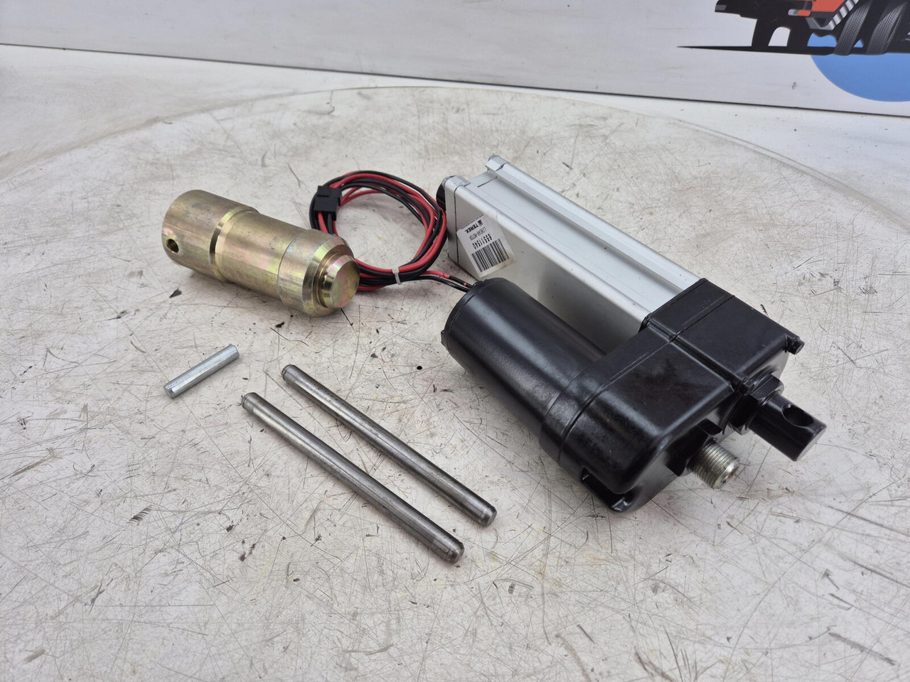 Demag AC 120 Counterweigt locking liniar motor set - Sistema elétrico de Guindaste: foto 2 Demag AC 120 Counterweigt locking liniar motor set - Sistema elétrico de Guindaste: foto 2