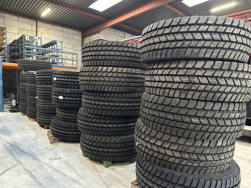 Liebherr Crane Tires/Rims for sale - Pneu de Máquina de construção: foto 4 Liebherr Crane Tires/Rims for sale - Pneu de Máquina de construção: foto 4