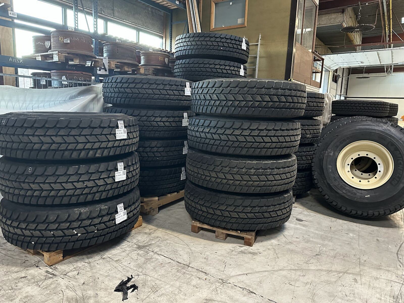 Liebherr Crane Tires/Rims for sale - Pneu de Máquina de construção: foto 5 Liebherr Crane Tires/Rims for sale - Pneu de Máquina de construção: foto 5