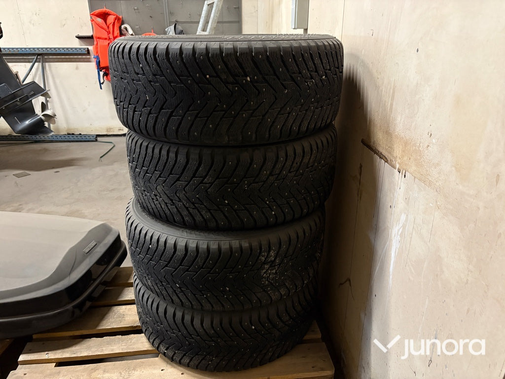 Dubbdäck med fälg - NOKIAN HAAKAPELIITTA - Roda completa de Automóvel: foto 4 Dubbdäck med fälg - NOKIAN HAAKAPELIITTA - Roda completa de Automóvel: foto 4