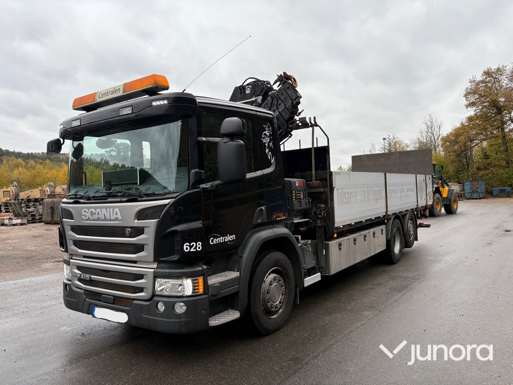 Kranbil - Scania P410 med Hiab 138 - Camião de caixa aberta/ Plataforma, Caminhão grua: foto 1 Kranbil - Scania P410 med Hiab 138 - Camião de caixa aberta/ Plataforma, Caminhão grua: foto 1