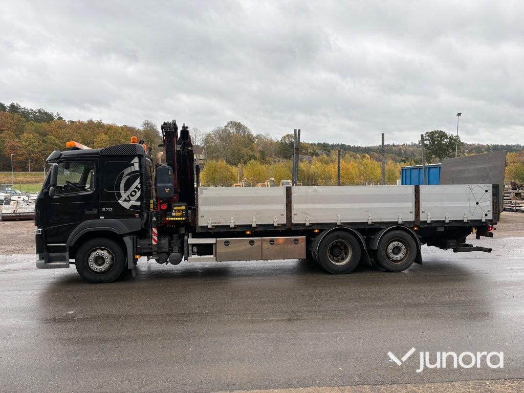Lastbil med kran - Volvo FM 370 FASSI F155 - Camião de caixa aberta/ Plataforma, Caminhão grua: foto 2 Lastbil med kran - Volvo FM 370 FASSI F155 - Camião de caixa aberta/ Plataforma, Caminhão grua: foto 2