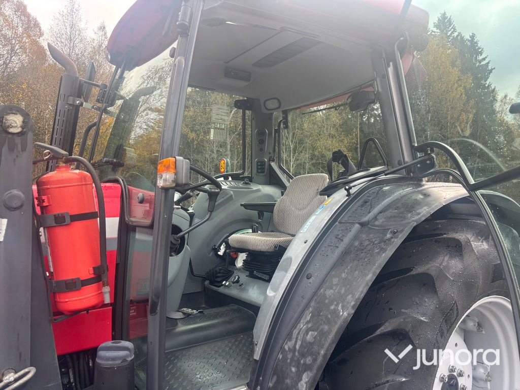 Traktor - McCormick C100 Max med lastare - Trator: foto 4 Traktor - McCormick C100 Max med lastare - Trator: foto 4