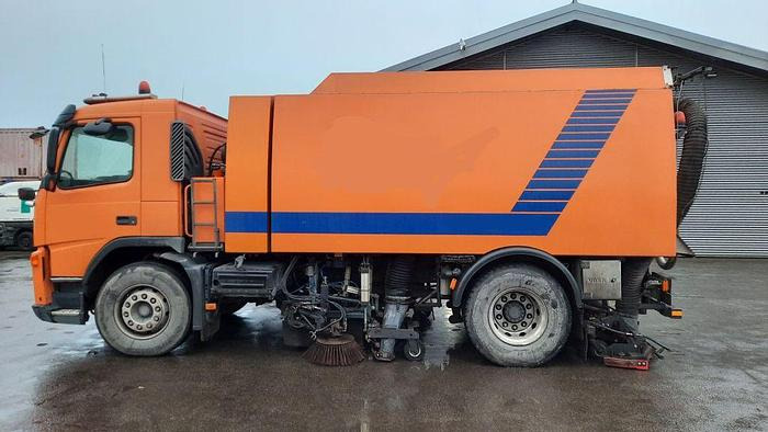 VOLVO M9 4x2R + Johnston Beam VX800 Road Cleaner - Varredora urbana: foto 1 VOLVO M9 4x2R + Johnston Beam VX800 Road Cleaner - Varredora urbana: foto 1