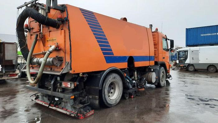 VOLVO M9 4x2R + Johnston Beam VX800 Road Cleaner - Varredora urbana: foto 2 VOLVO M9 4x2R + Johnston Beam VX800 Road Cleaner - Varredora urbana: foto 2