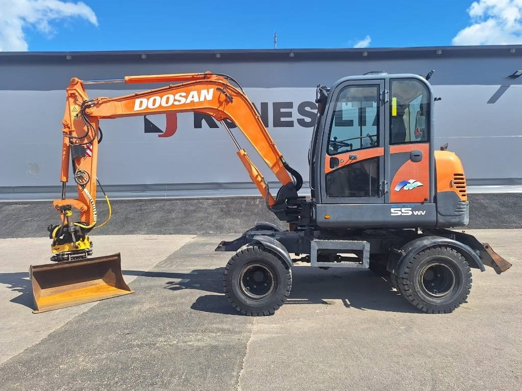 Doosan S55W PYÖRITTÄJÄLLÄ - Escavadeira de rodas: foto 1 Doosan S55W PYÖRITTÄJÄLLÄ - Escavadeira de rodas: foto 1