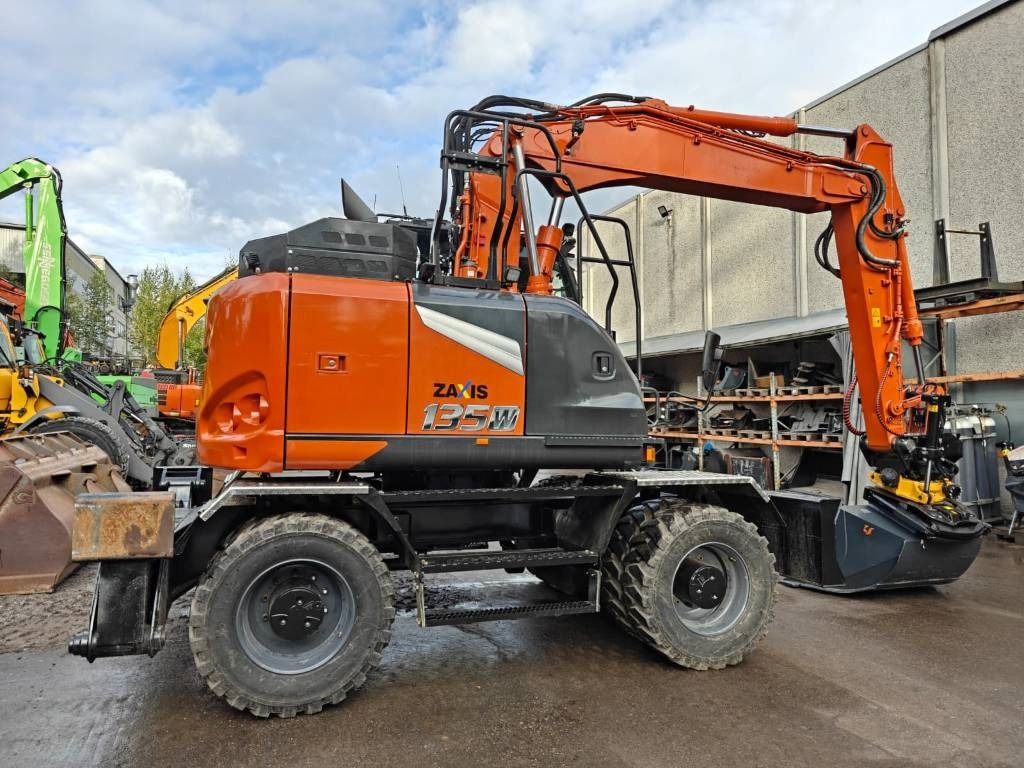 Hitachi ZX135W-7 VARUSTELTU - Escavadeira de rodas: foto 4 Hitachi ZX135W-7 VARUSTELTU - Escavadeira de rodas: foto 4