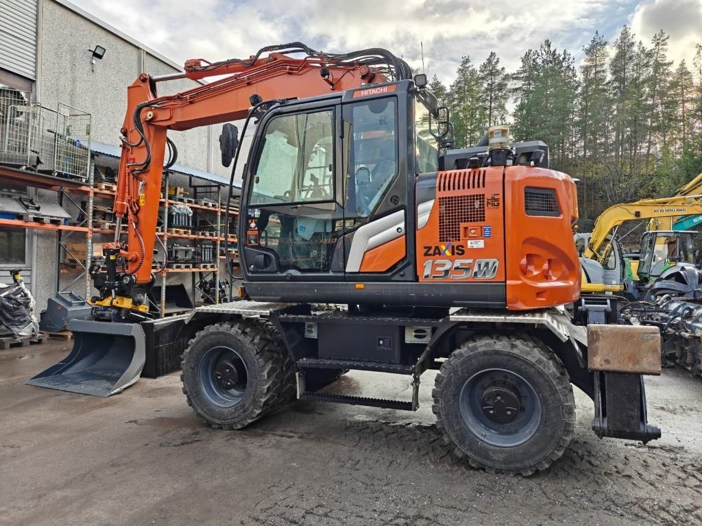 Hitachi ZX135W-7 VARUSTELTU - Escavadeira de rodas: foto 2 Hitachi ZX135W-7 VARUSTELTU - Escavadeira de rodas: foto 2