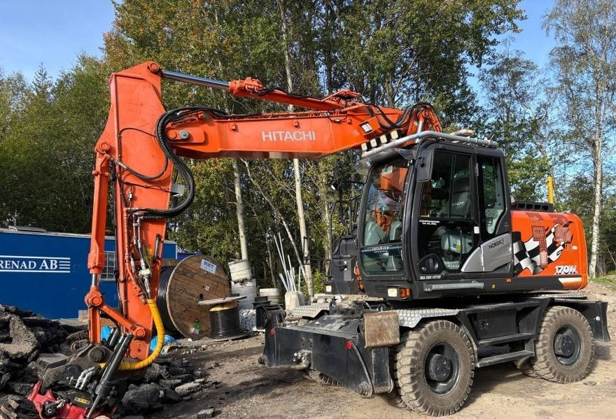 Hitachi ZX170W-6 + Peräkärry 2-akselinen - Escavadeira de rodas: foto 1 Hitachi ZX170W-6 + Peräkärry 2-akselinen - Escavadeira de rodas: foto 1