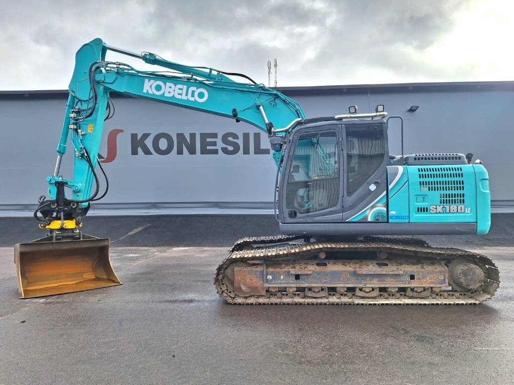 Kobelco SK180LC-10 PYÖRITTÄJÄLLÄ  - Escavadora de rastos: foto 1 Kobelco SK180LC-10 PYÖRITTÄJÄLLÄ  - Escavadora de rastos: foto 1
